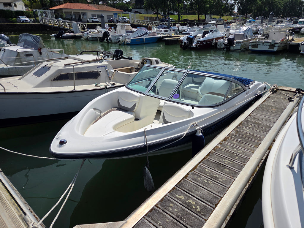 Location bateau avec ou sans permis  Bayliner 111GT à Biarritz Anglet Bayonne – Bateau 6 personnes 150ch