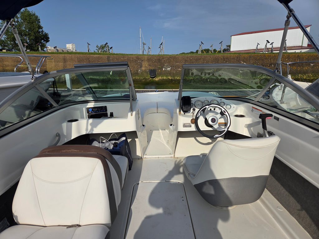 Location bateau avec ou sans permis  Bayliner 111GT à Biarritz Anglet Bayonne – Bateau 6 personnes 150ch